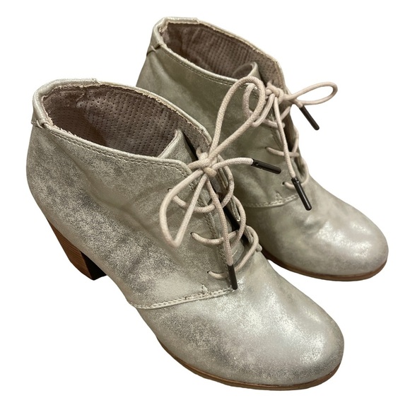 Toms Cream and Brown Ankle Boots with Lace-Up Design - Picture 3 of 5